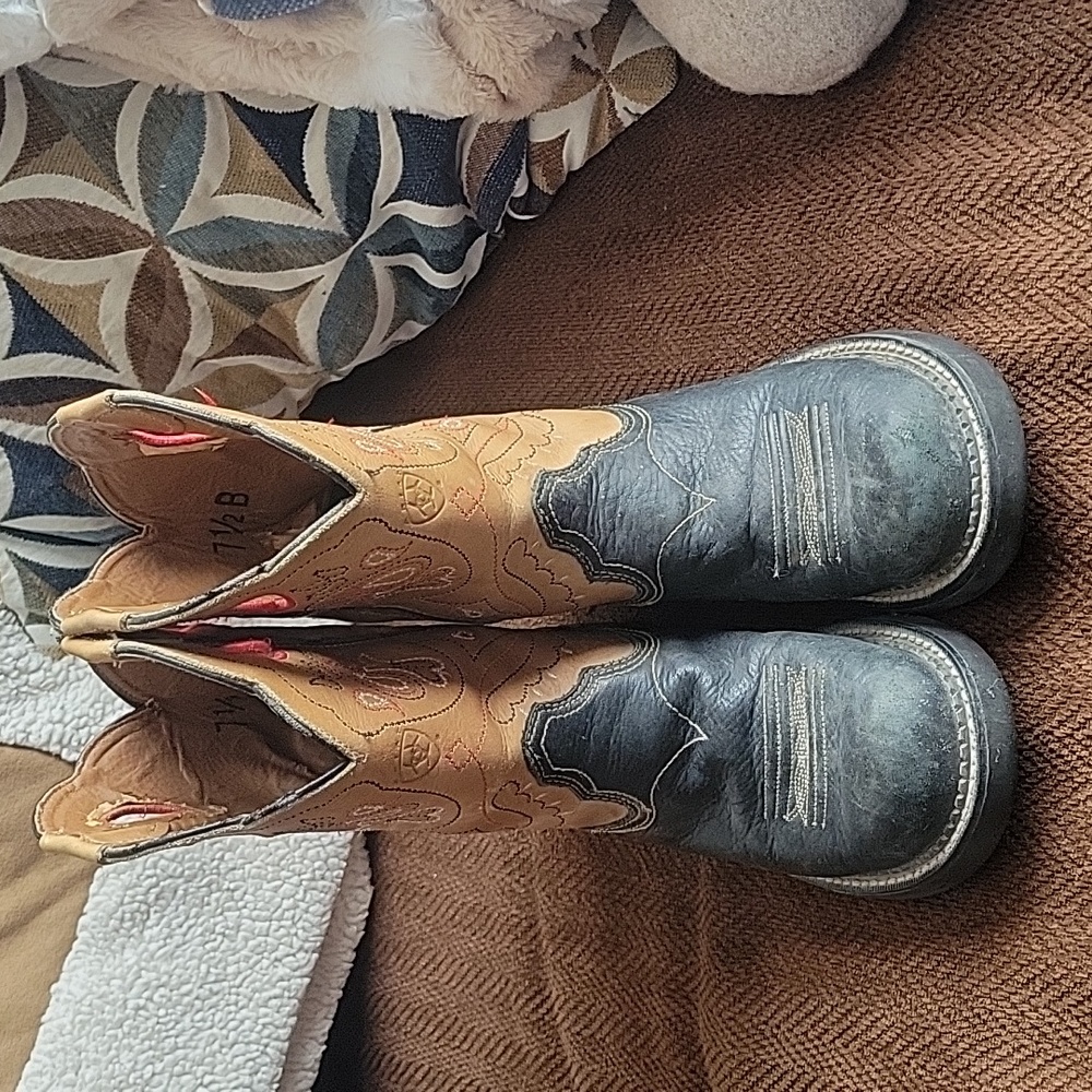 Women's Size 7.5 Ariat Boots